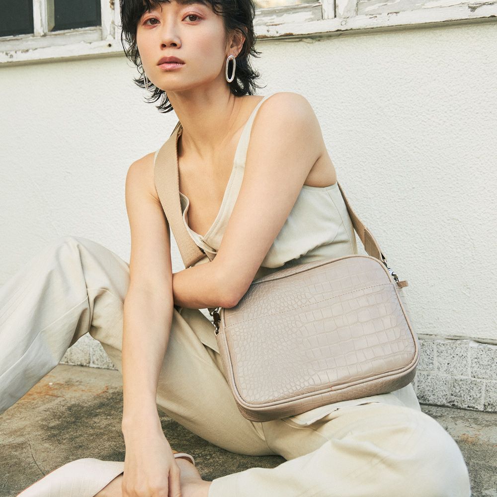 美品　EMショルダーバック　ベージュ EM SQUARE SHOULDER BAG [Beige] | EM ONLINE STORE